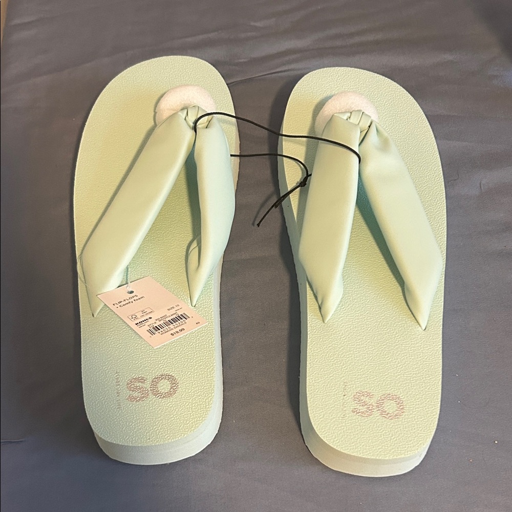 Beach-ReadyWomen's Light Green Flip Flops